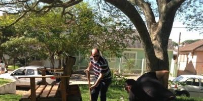 Praça do Floresta recebe iluminação natalina e bancos novos em Camaquã