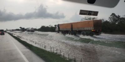 BR-116 é alagada após açude romper entre Camaquã e Cristal