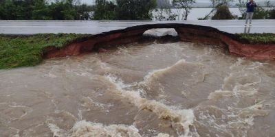 Parte de uma das vias da BR-116 rompe entre Camaquã e Cristal