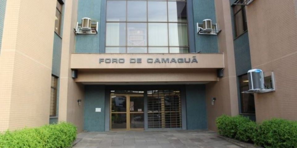 Advogado de defesa apresenta atestado médico e júri popular de três réus é adiado em Camaquã