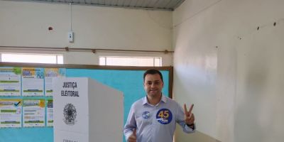 VÍDEO: candidato a prefeito de Camaquã, Abner Dillmann, vota no final da manhã no interior