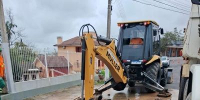 Rompimento em tubulação na Rua Jango Castro deixa moradores de nove bairros sem água em Camaquã