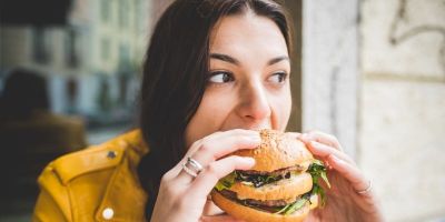 Estudo indica que “comfort food” pode desencadear novas crises de ansiedade 