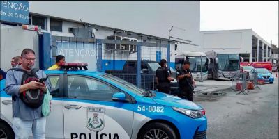 Criminosos sequestram nove ônibus para fechar rua durante operação no RJ