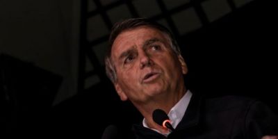 STF mantém decisão que retém passaporte de Bolsonaro