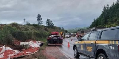 Idoso morre após tombamento de carreta na BR-392