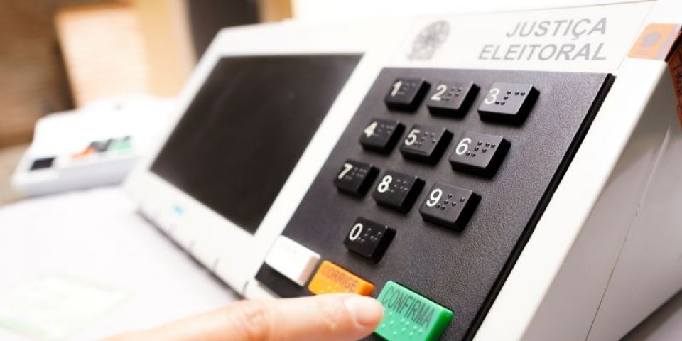 Eleitores vão às urnas em 51 municípios neste domingo (27)