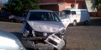 Três carros envolvem-se em acidente perto da Rodoviária Municipal em Camaquã