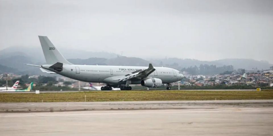 Avião com 221 brasileiros repatriados do Líbano chega em Guarulhos