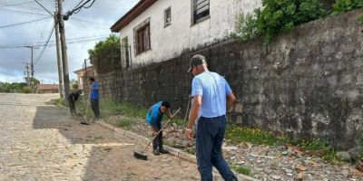 Prefeitura de Camaquã realiza limpeza na Rua Capitão Jango Castro para continuidade de pavimentação asfáltica