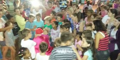 Moradores do bairro Floresta celebram o Natal na Praça em Camaquã 