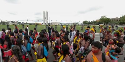 Indígenas marcham em Brasília contra marco temporal