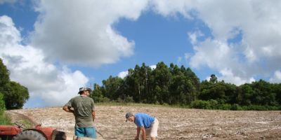 Programa de Correção de Solo beneficia produtores em Camaquã