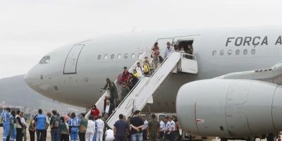 Décimo voo da FAB com 213 repatriados do Líbano chega a São Paulo