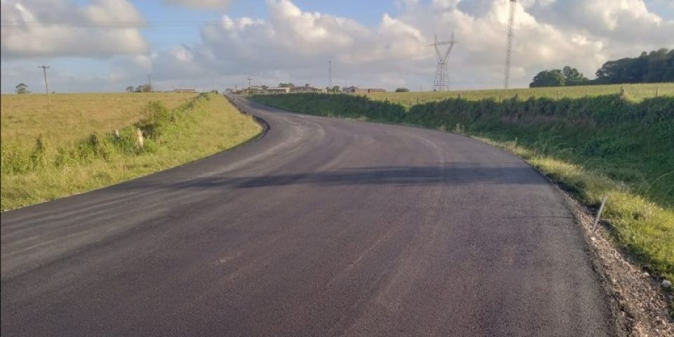 Acesso a Amaral Ferrador recebe primeiros quilômetros de asfalto