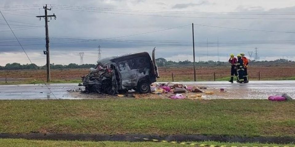 Colisão frontal entre dois veículos mata duas pessoas na BR-386, em Canoas