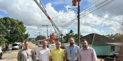 Executivo e Legislativo camaquense acompanham trabalhos na rede de energia no bairro Jardim do Forte