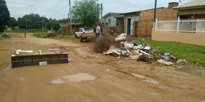 ESPAÇO DO LEITOR: camaquense reclama de entulhos jogados na rua no bairro Olaria