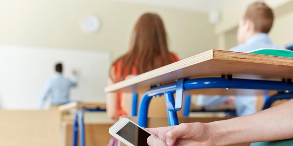 Projeto de lei que proíbe uso do celular nas escolas estaduais é aprovado em São Paulo