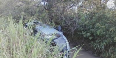 Carro cai em vala no interior de Arambaré com Tapes