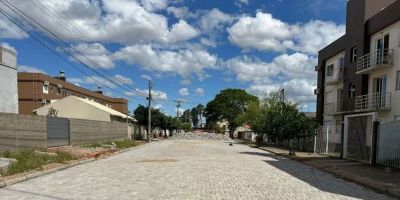 Seguem as obras de calçamento na Rua Neném Pinheiro em Camaquã