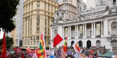 Manifestantes vão às ruas pelo fim da escala de trabalho 6x1 no Brasil