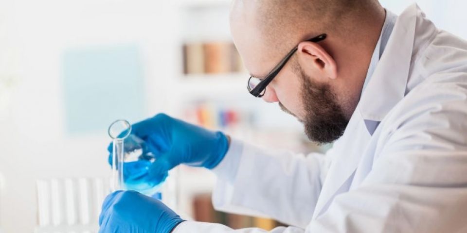 O papel essencial do biomédico na saúde alia versatilidade e inovação