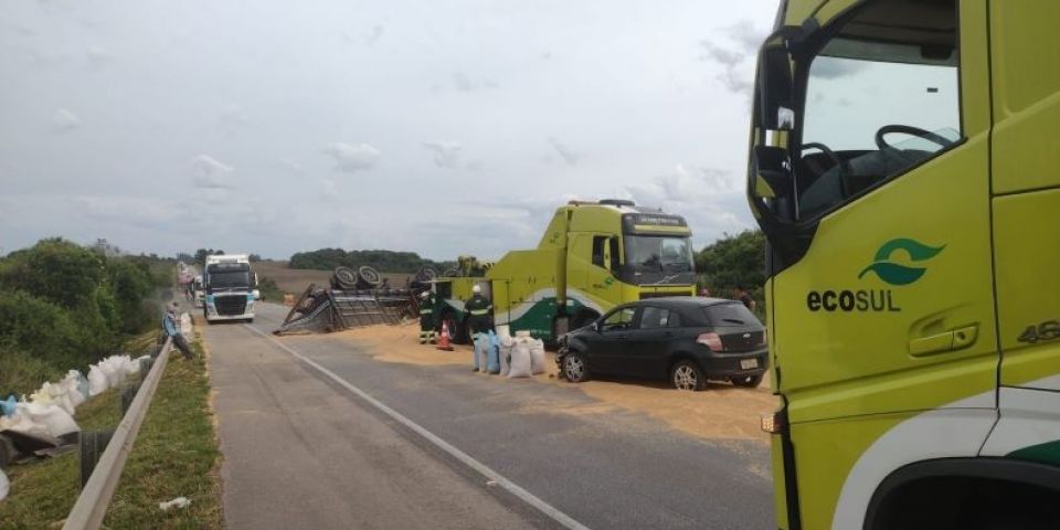 Grave acidente entre carreta e dois carros deixa um morto e cinco feridos na BR-392 em Canguçu