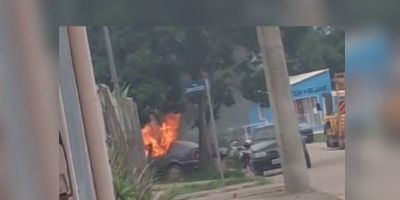 Incêndio destrói carro no bairro Viégas em Camaquã