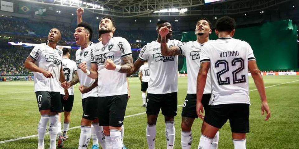 Botafogo bate o Palmeiras por 3 a 1 e reassume a liderança do Brasileirão