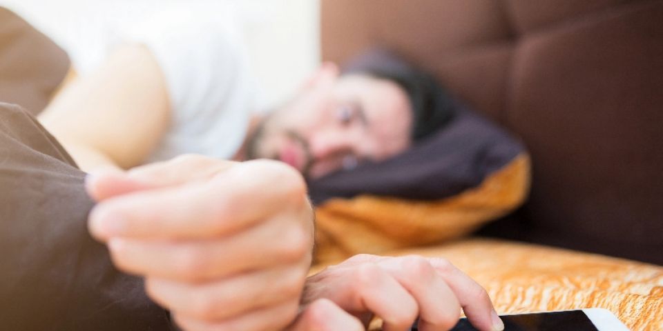 5 dicas para deixar o celular de lado e dormir melhor