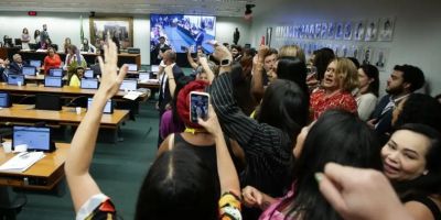 Sob protestos, CCJ da Câmara aprova PEC que proíbe aborto legal