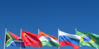 Ameaça de Trump contra Brics busca manter hegemonia do dólar