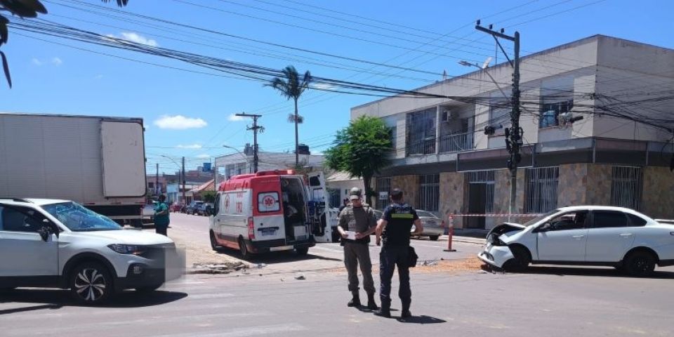 Colisão entre dois carros é registrada na manhã desta quarta no centro de Camaquã