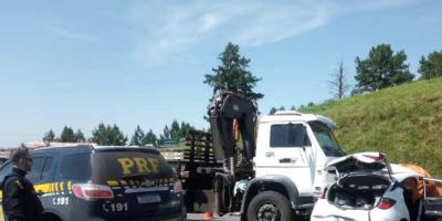 Grave colisão entre carro e caminhão mata casal no RS