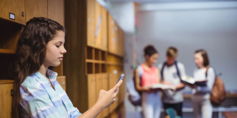 Tarcísio sanciona lei que proíbe celulares nas salas de aula