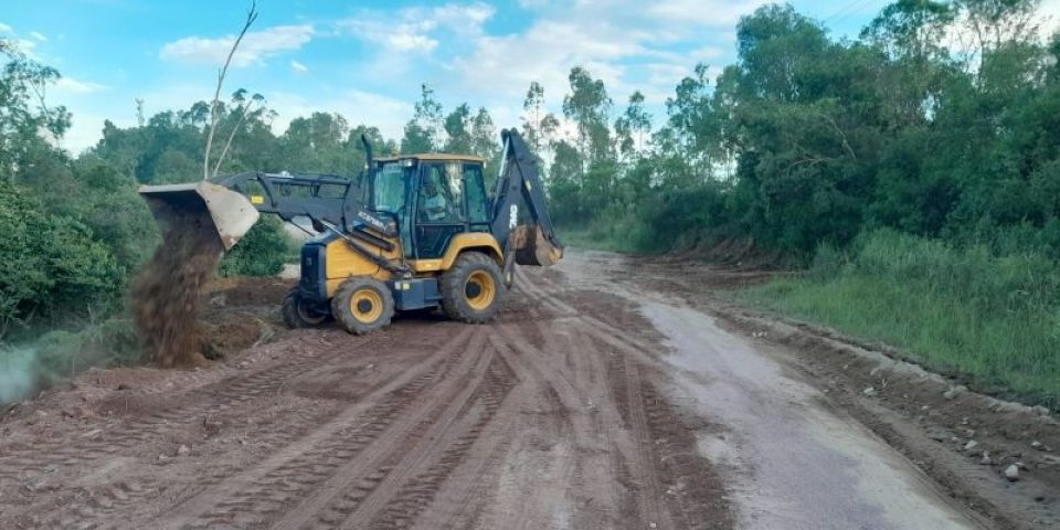 Obras nas estradas de Amaral Ferrador seguem sendo realizadas
