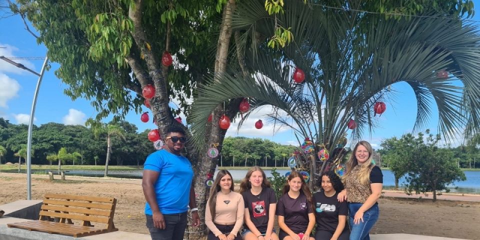 Alunos das escolas municipais enfeitam árvores antes do início do Natal na Prainha em Camaquã