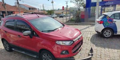 Colisão entre carro e moto deixa dois feridos no centro de Camaquã