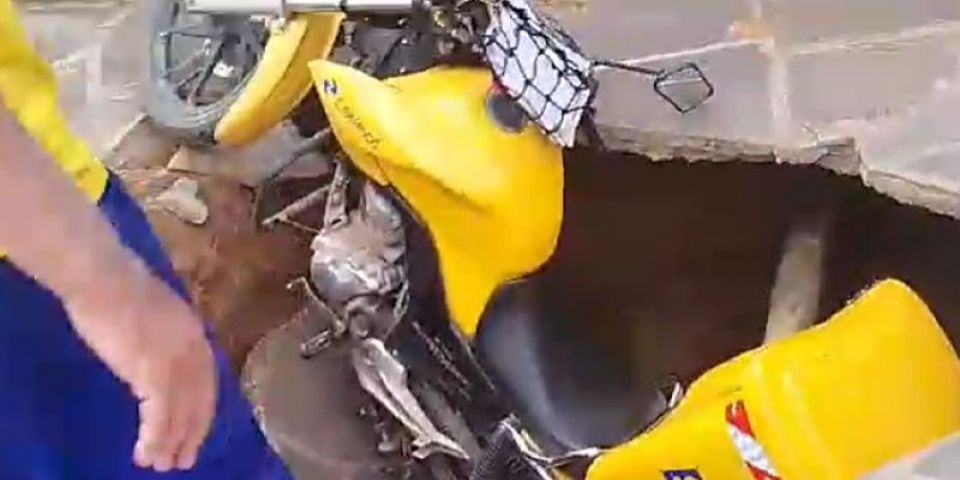 Moto dos Correios cai em buraco no bairro Floresta, em Camaquã