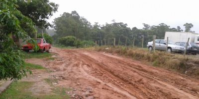 ESPAÇO DO LEITOR: morador do bairro Cônego Walter em Camaquã indignado com o barro de sua rua