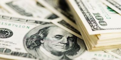 Após bater R$ 6,20 durante a tarde, dólar fecha em R$ 6,09 