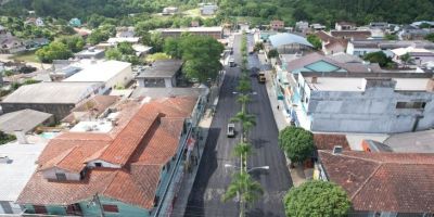 Pavimentação asfáltica da Avenida Borges de Medeiros é realizada em Dom Feliciano