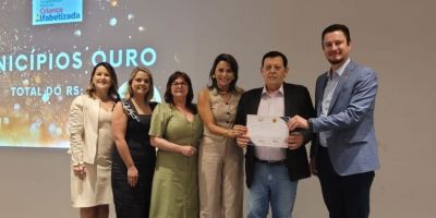 Camaquã recebe certificado de Selo Ouro de Alfabetização do Ministério da Educação