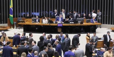 Câmara aprova PEC de corte de gastos em primeiro turno