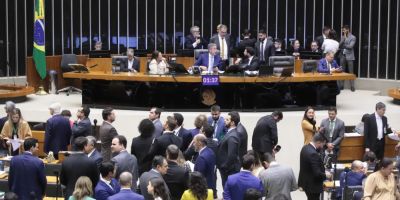 Câmara aprova teto para salário mínimo, mas afrouxa mudanças no BPC