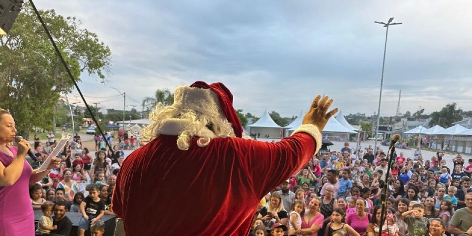 Papai Noel chega ao Natal na Prainha e encanta crianças e adultos em Camaquã