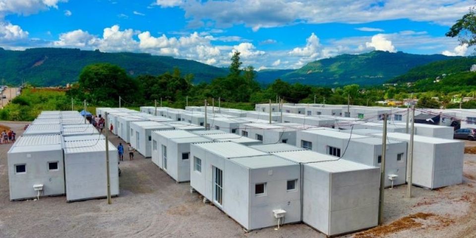 Governo do RS entrega mais 50 casas temporárias para famílias de Encantado