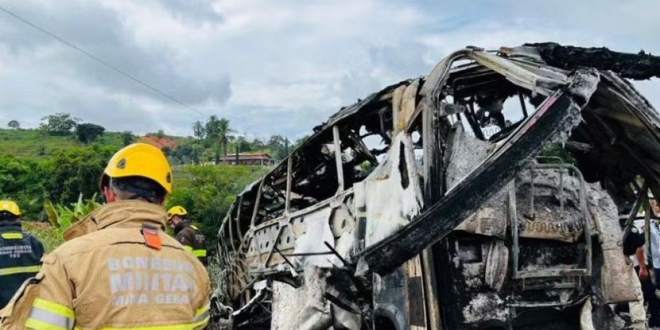 Sobe para 38 o número de mortos após acidente envolvendo três veículos na BR-116 em MG