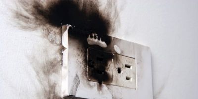 Choques elétricos: veja o que fazer ao sofrer o acidente em casa